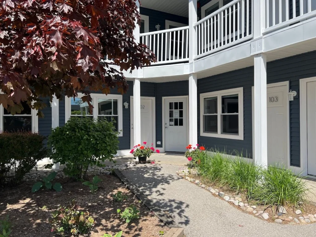 Empire Lakeshore Inn, home of the Sleeping Bear Dunes - 3 star